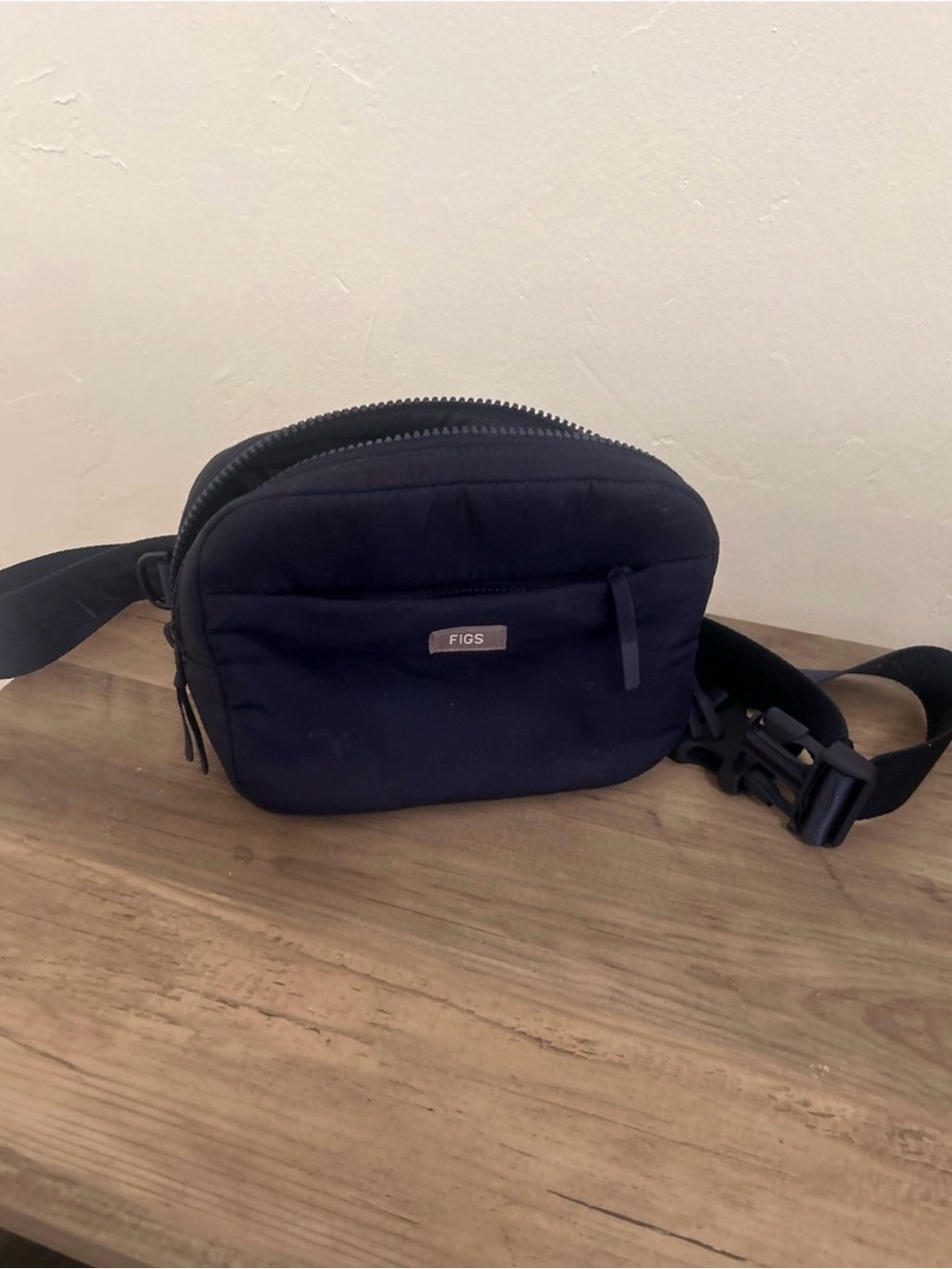New! Figs Navy Crossbody Sling Bag - Picture 2 of 5